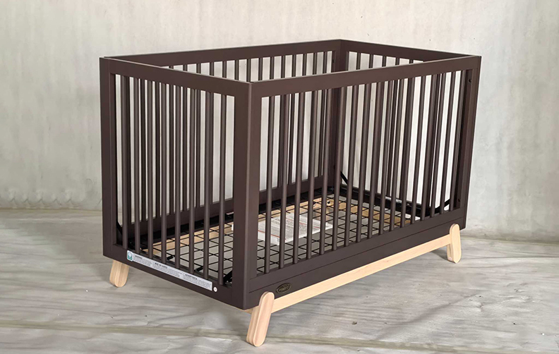 Full size crib F-152 -